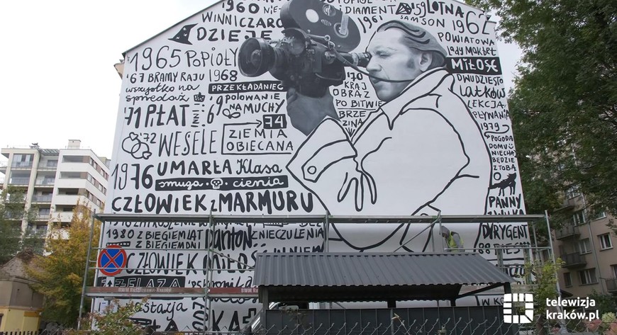 Mural „Wajda czarno na białym autorstwa Bartosza Podlewskiego upamiętnia jednego z najwybitniejszych polskich reżyserów.
