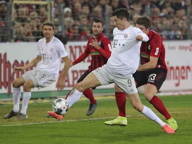 Liga niemiecka: Lewandowski z 19. golem. Bayern wymęczył trzy punkty [WIDEO]