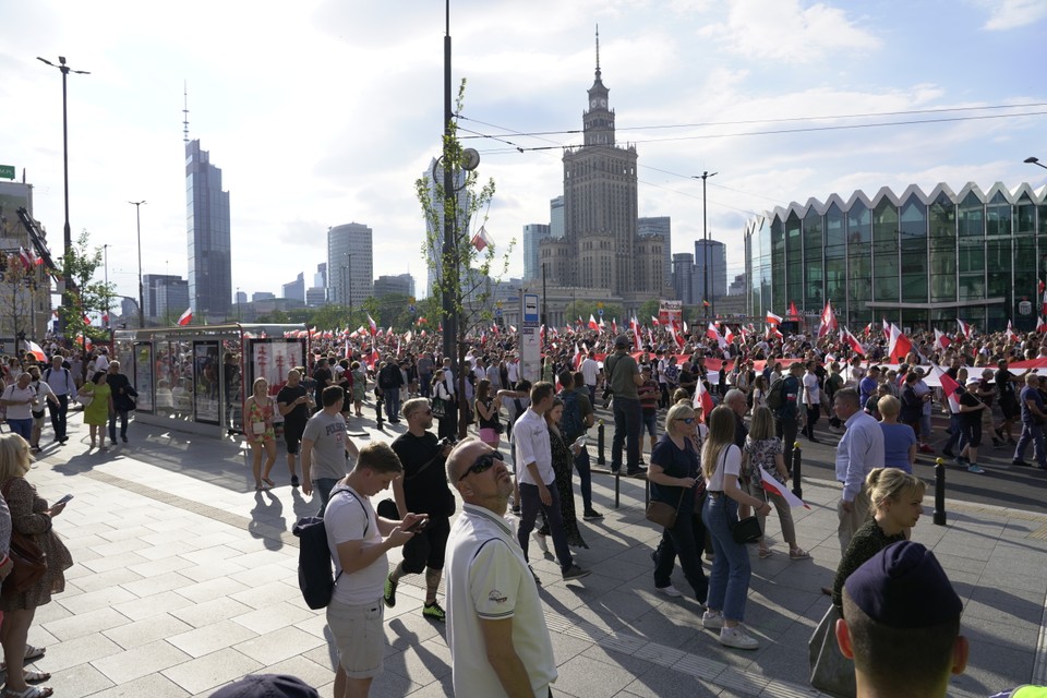 Tłum na rondzie Dmowskiego