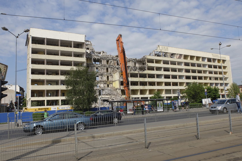 Wyburzanie budynku Cuprum przy pl. Jana Pawła II we Wrocławiu