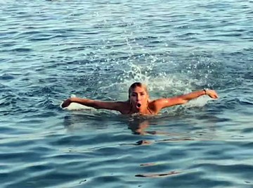 BEŽ'TE SVI IZ MORA! Jovana Jeremić PLIVA KRAUL I PRSKA NA SVE STRANE, zatečeni kupači posmatrali NJENU FEŠTU u Budvi! (FOTO)