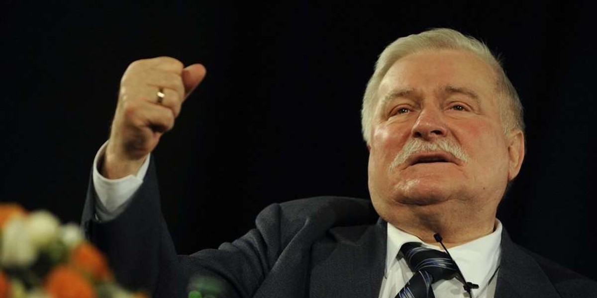 Wałęsa broni oficera SB!