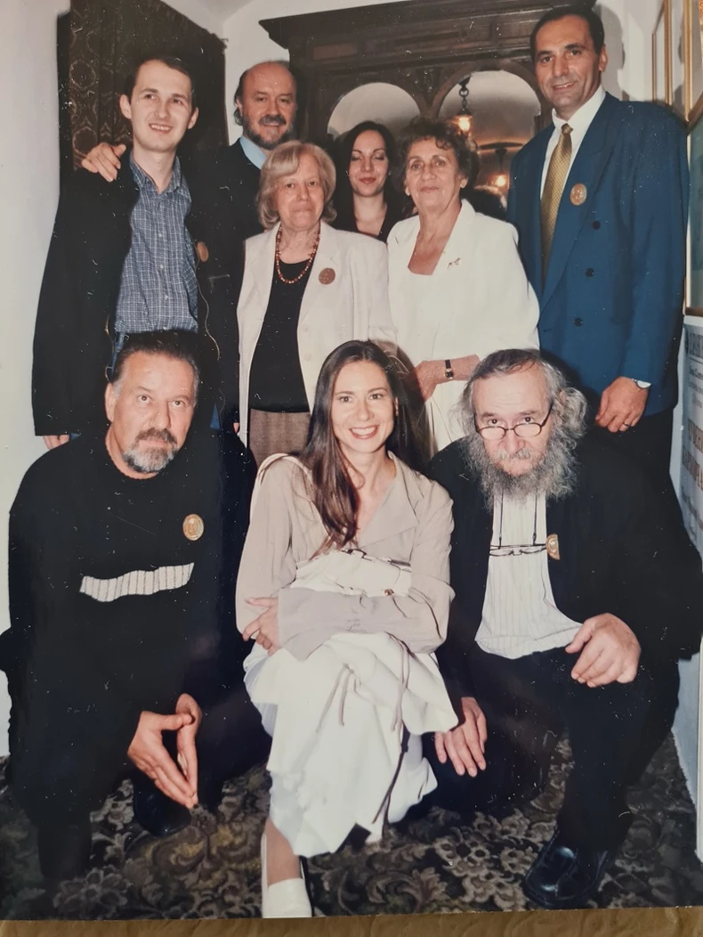 Nenad Grujičić sa Svetlanom Velmar Jankoviic, Verom Kovač Vitkai, Gojkom Božovicem, Rašom Popovom, Agotom Vitkai Kučera, Slobodanom Kostićem i saradnicima, Brankovo kolo, 2003