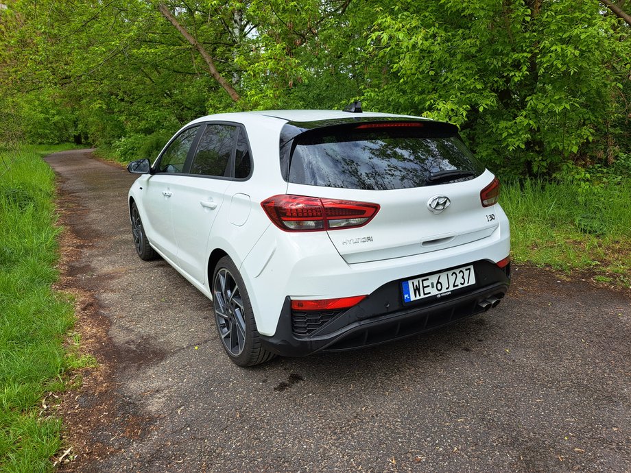 Hyundai i30 N-Line ma rozmiary typowego auta kompaktowego.  W wersji N Line sylwetkę jego nadwozia ożywiają detale, takie jak np. ciekawie ukształtowane zderzaki, czy też niewielki spoiler nad tylną szybą.