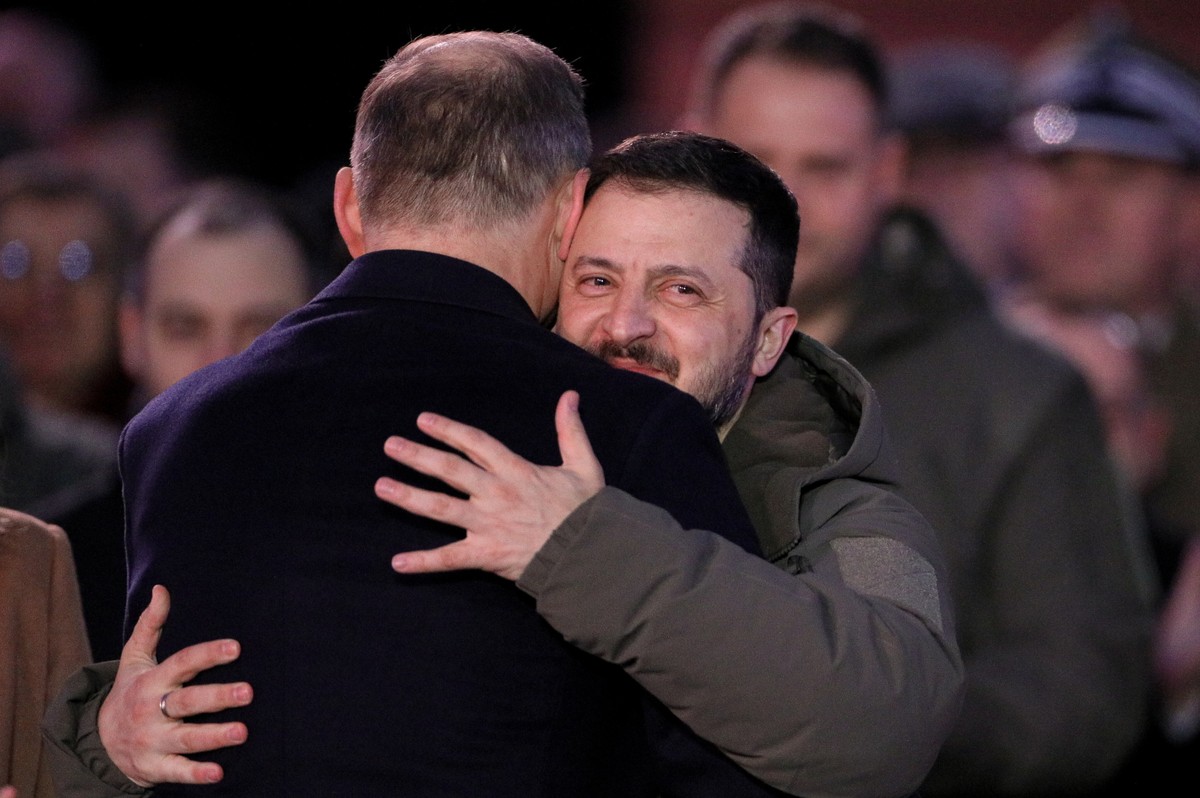 Prezydent RP Andrzej Duda i prezydent Ukrainy Wołodymyr Zełenski podczas wystąpienia na dziedzińcu Zamku Królewskiego w Warszawie.