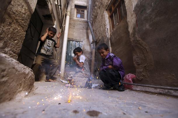Children play with fireworks in Sanaa October 18, 2013. REUTERS/Mohamed al-Sayaghi (YEMEN - Tags: SO