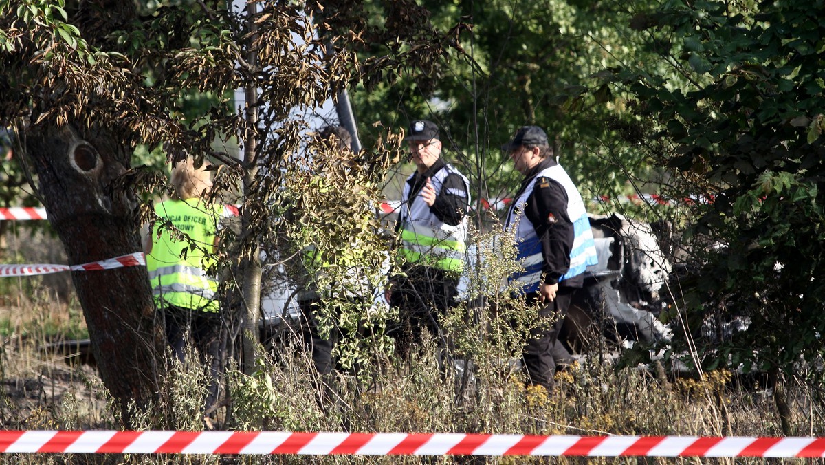 11 osób zginęło w wypadku samolotu w Topolowie pod Częstochową. Najnowszy tragiczny bilans potwierdza straż pożarna. Wcześniej informowano o co najmniej trzech ofiarach. Maszyna, na pokładzie której byli skoczkowie spadochronowi, wystartowała z podczęstochowskiego lotniska Rudniki. Leciało nią w sumie 12 osób. Jedną osobę udało się uratować z wraku samolotu - została zabrana przez Lotnicze Pogotowie Ratunkowe.