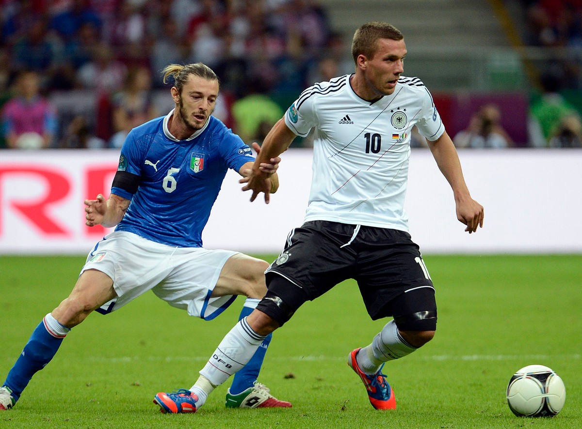 "Bild" postuluje: Podolski, Oezil i reszta powinni śpiewać hymn Niemiec