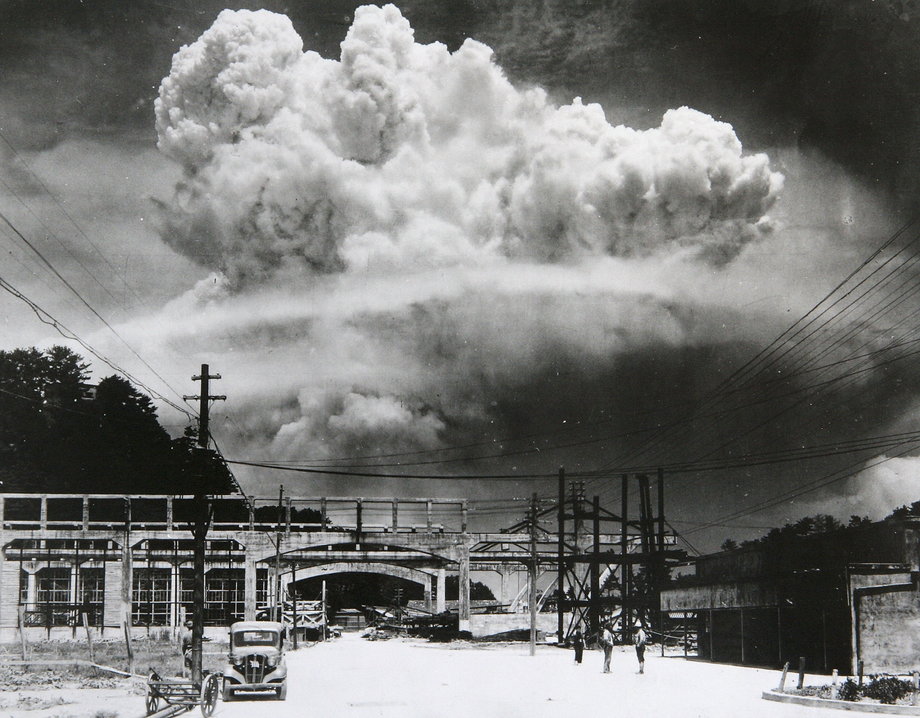 Grzyb atomowy nad Nagasaki widziany z miejscowości Koyagi-jima oddalonej o niecałe 10 km