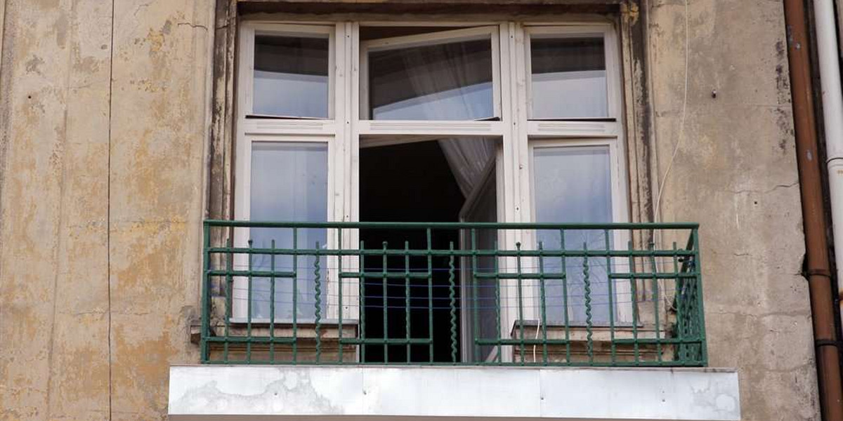 16-miesięczne dziecko wypadło przez balkon