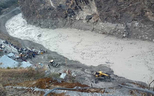 Położony w Himalajach stan Uttarakhand jest podatny na gwałtowne powodzie i osunięcia ziemi.