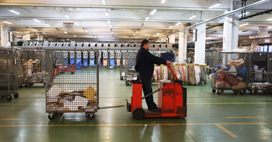 Poczta Polska. Sortownia listów i paczek w Warszawie. <br><br>(zuz) PAP/Tomasz Gzell