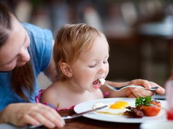 Wspólny talerz dosłownie i w przenośni - ustalono najczęstsze błędy rodziców w żywieniu niemowląt