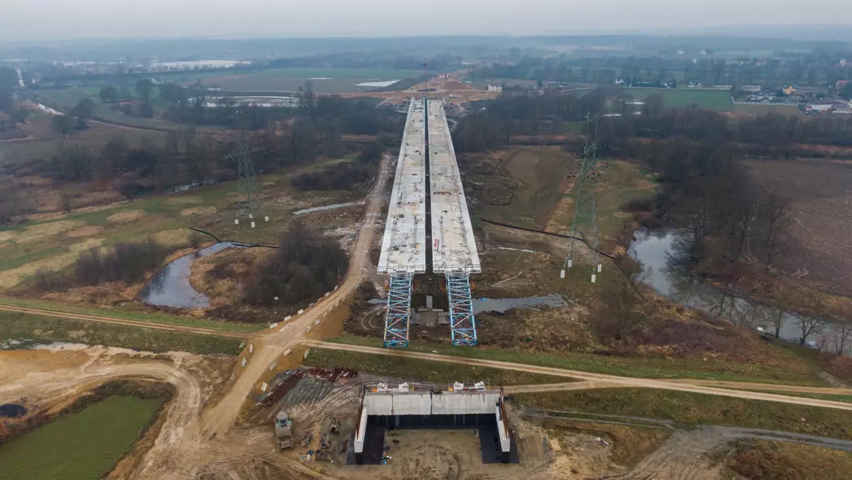 Konstrukcja mostu nad Wisłą, budowanego w ramach obwodnicy Oświęcimia