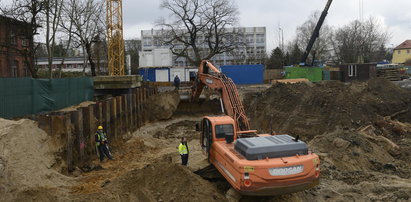 Do szkoły przez plac budowy