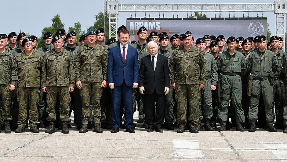 Szef MON M. Błaszczak i wicepremier J. Kaczyński z żołnierzami