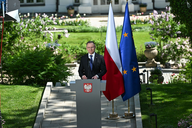 Prezydent RP Andrzej Duda wygłasza oświadczenie w ogrodach Pałacu Prezydenckiego w Warszawie.