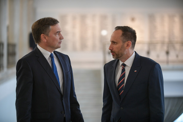 Warszawa, 29.06.2022. Prezes Solidarnej Polski, minister sprawiedliwości, prokurator generalny Zbigniew Ziobro (L) oraz poseł Janusz Kowalski (P) przed rozpoczęciem konferencji prasowej w Sejmie w Warszawie, 29 bm. Temat spotkania: "zgłoszenie projektu ustawy cofającej likwidację polskiego górnictwa". (amb) PAP/Marcin Obara