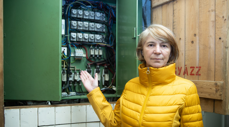 Pintér Csilla, az óvoda igazgatója az elosztószekrényt mutatja, már van áram, ehhezh viszont szokatlan megoldást volt kénytelen választani a fenntartó gödöllői önkormányzat / Fotó: Zsolnai Péter