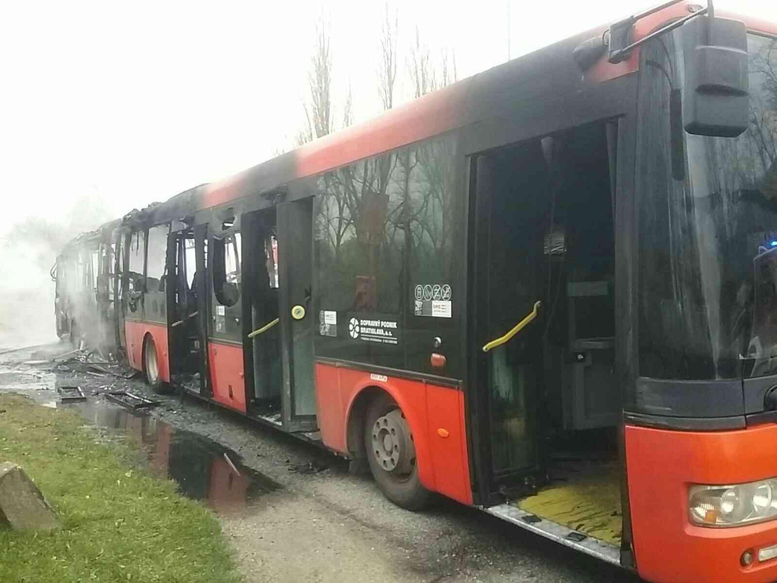 V Bratislave horel autobus.