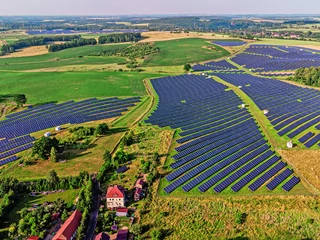 Duże elektrownie słoneczne coraz częściej stają się elementem polskiego krajobrazu. Będzie ich jeszcze więcej.