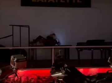 "JE L DOBRO?! PIJAN JE"! Pevač LEŽI NA STOLU ispred kluba, prisutni U NEVERICI šta vide! (VIDEO) 