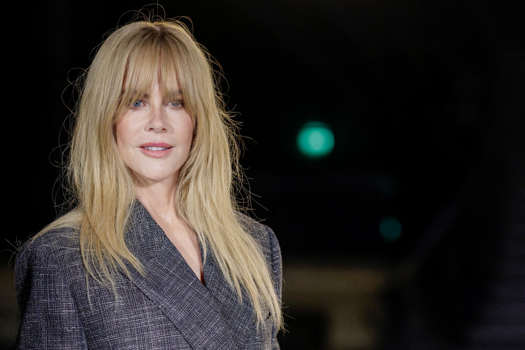 Nicole Kidman presne vie, ako oklamať čas. Jemná ofina a prestrihané pramene jej rozžiarili pohľad.