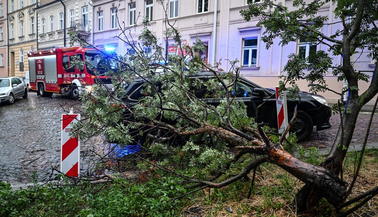 Zniszczone domy, zalane ulice. Strażacy walczą z żywiołem już całą dobę