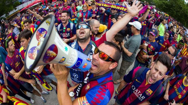 A Barcelona fanatikusait az utcán sem kell félteni /Fotó: MTI