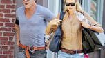 Mickey Rourke z dziewczyną Anastasią Makarenko na ulicy w Los Angeles