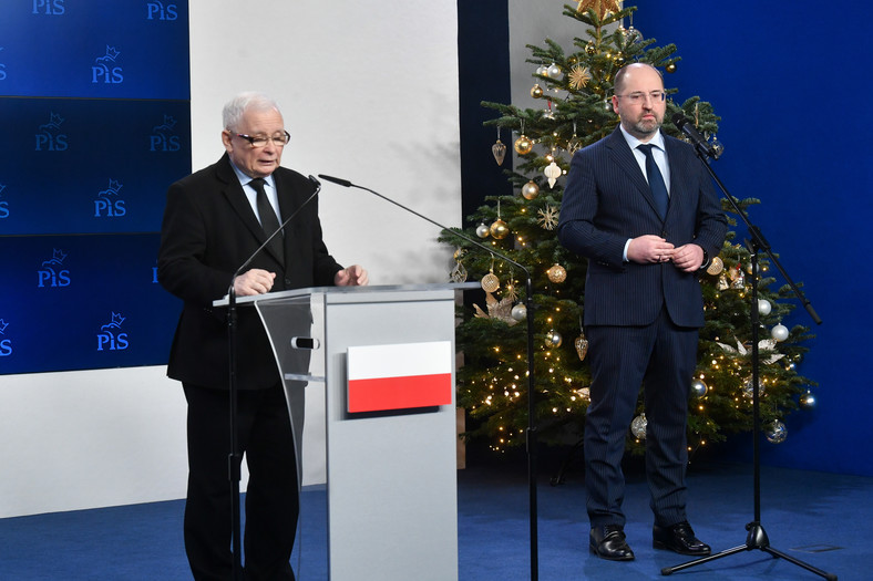 Prezes Prawa i Sprawiedliwości Jarosław Kaczyński (L) i europoseł Adam Bielan (P) podczas oświadczenia dla mediów po posiedzeniu Rady Politycznej PiS w Warszawie