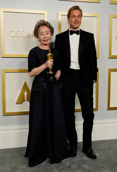 Yuh-Jung Youn i Brad Pitt podczas Oscarów 2021