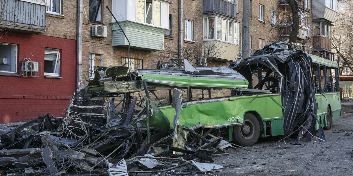 Zniszczony trolejbus w wyniku uderzenia rakiety w Kijowie, marzec 2022.