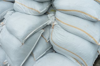 Przez Brzeg Dolny przechodzi fala kulminacyjna. Mieszkańcy podnieśli wały do poziomu wody z powodzi z 1997 r.