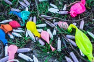Naboje z gazem rozweselającym i balony.