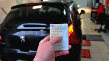 trudniej o pieczątkę, łatwiej stracić dowód. ue: oto nowe zasady przeglądów