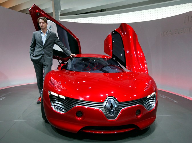 Szef designu Renault Laurens Van Den Acker i samochód koncepcyjny DeZir