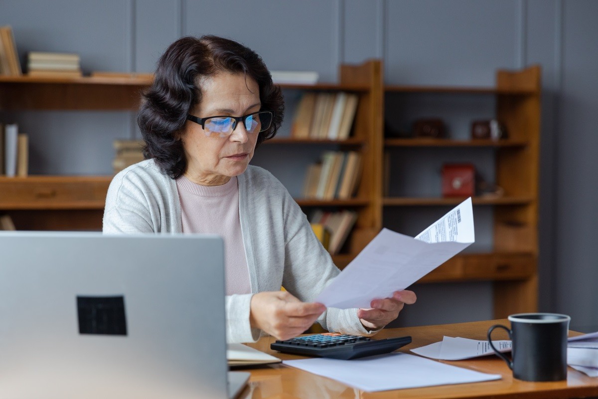 Zmiana, która ma ułatwić życie emerytom i rencistom, dla wielu z nich okaże się bardzo kosztowna? Chodzi o zniesienie obowiązku zgłaszania do ZUS informacji o zarobkach tych, którzy dorabiają do emerytury lub renty. Brzmi dobrze? Niekoniecznie.