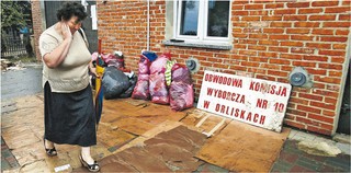 Powodzianie w wyborach głosowali przeciw rządowi. Za karę