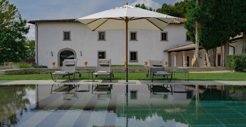 Grâce à son décor luxueux, le manoir, Villa Viesca, attire de nombreux visiteurs en Toscane. 