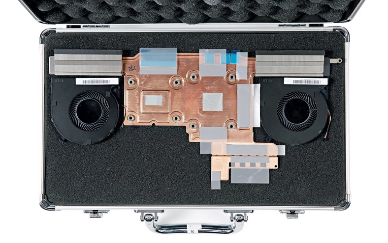 Jednostka graficzna w szczegółach: zamiast tradycyjnych miedzianych ciepłowodów Razer w nowym Blade 15 wybrał szeroką komorę parową, dwa wentylatory doprowadzają do niej świeże powietrze.