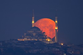 Večeras nam stiže RUŽIČASTI MIKRO MESEC i za ova TRI ZNAKA horoskopa to znači da će ih TERATI MALER  za sve pare, a neće imati gde da se sakriju od TUGE I PATNJE