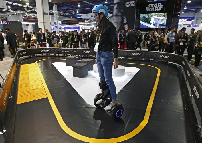 Pokaz Segway Loomo na Międzynarodowej Wystawie Elektroniki Użytkowej w 2018 roku w Las Vegas. Urządzenie wyposażone jest w czujniki zapewniające bezpieczeństwo w pomieszczeniach i na zewnątrz, a platforma Segway pozwala zachować równowagę i możliwość przemieszczania się z prędkością do 11 mph.
