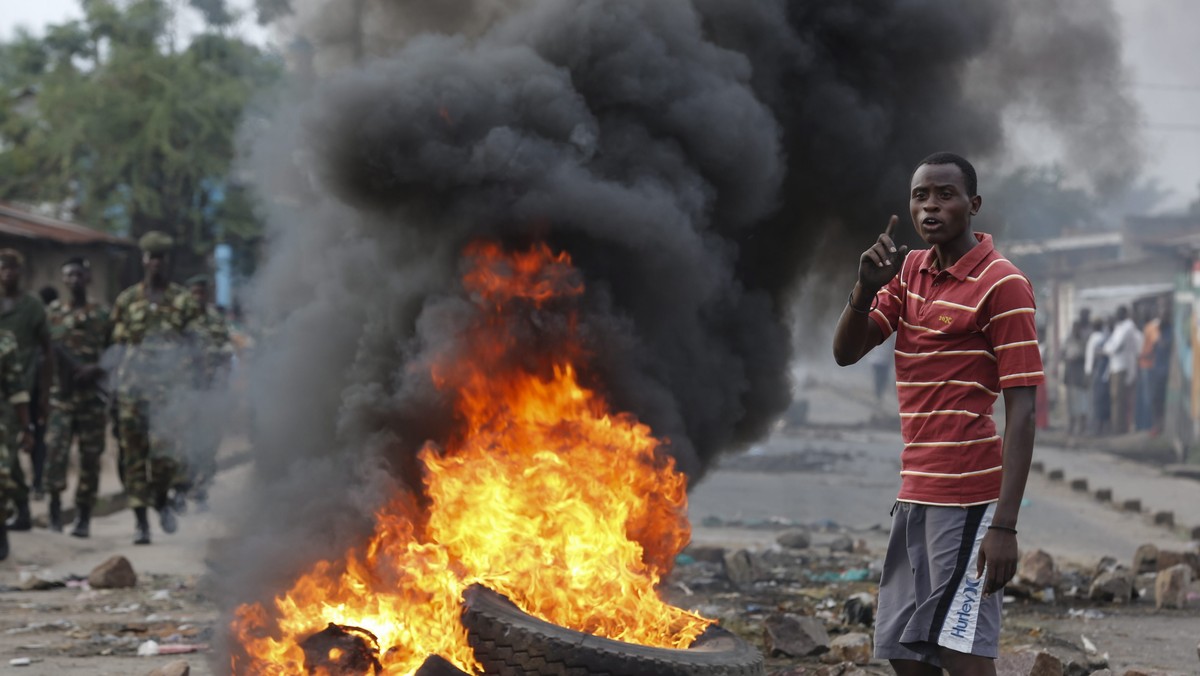 Rząd Burundi wezwał obywateli, by złożyli się na przeprowadzenie wyborów w sytuacji, gdy część zagranicznych darczyńców grozi obcięciem wpłat, jeśli prezydent Pierre Nkurunziza będzie się ubiegał o trzecią kadencję - poinformował dzisiaj prezydencki rzecznik.