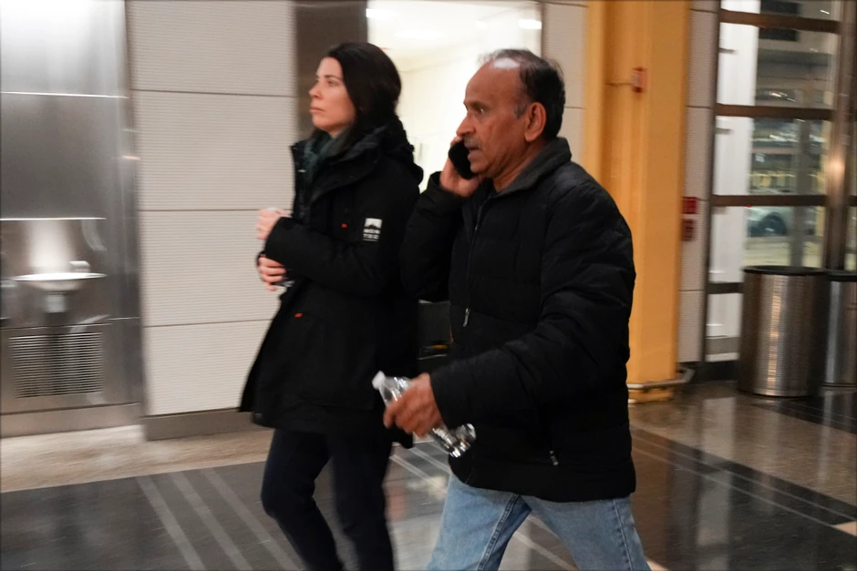 Porodice putnika na aerodromu Ronald Regan nakon sudara aviona i helikoptera u Vašingtonu