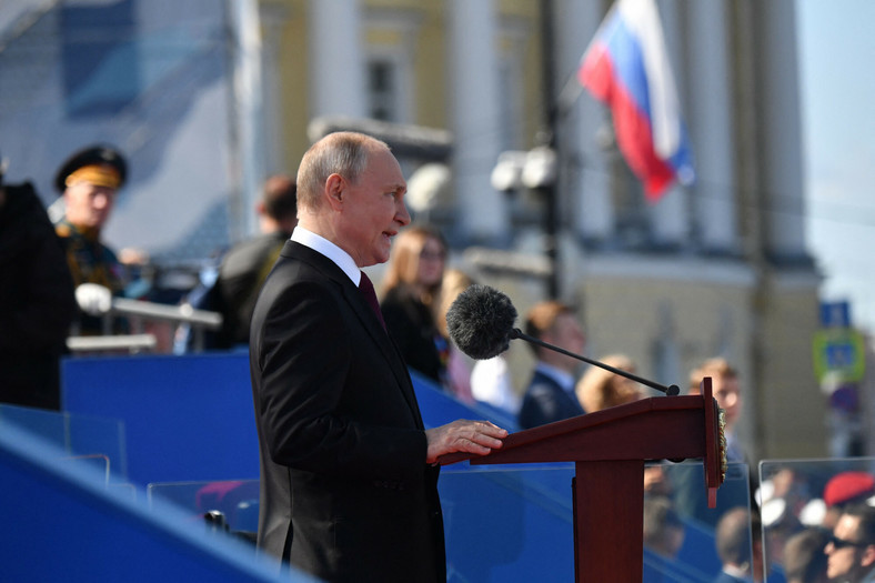 Prezydent Rosji Władimir Putin wygłasza przemówienie podczas parady z okazji Dnia Marynarki Wojennej w Sankt Petersburgu, 30 lipca 2023 r.
