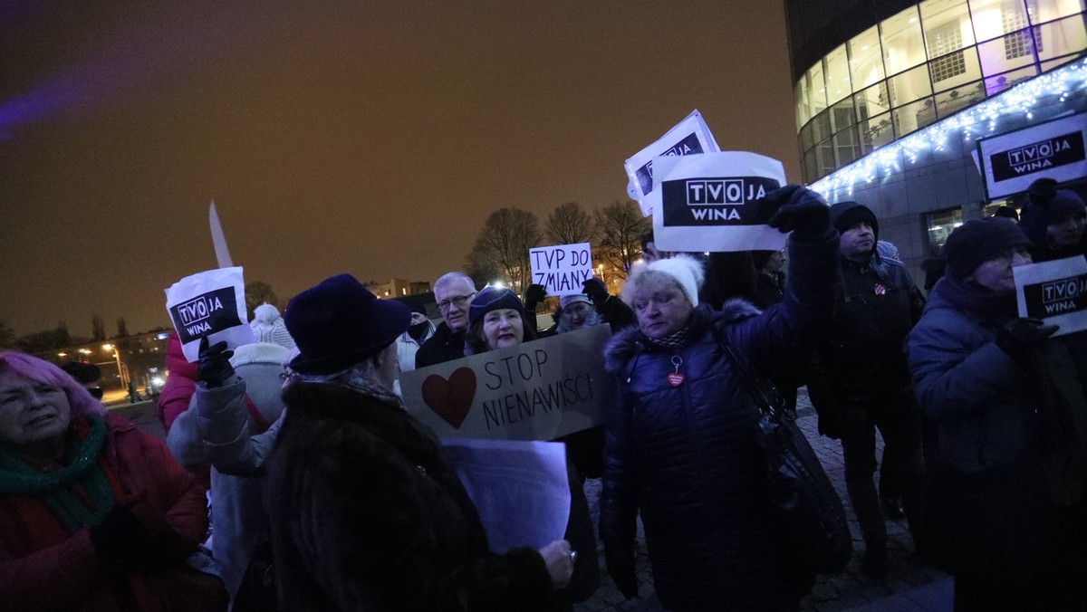 Telewizja Polska musi przeprosić protestujących przed siedzibą stacji w 2019 r. Warszawski sąd orzekł, że upubliczniając wizerunki i nazwiska protestujących osób, TVP naruszyła ich dobra osobiste.