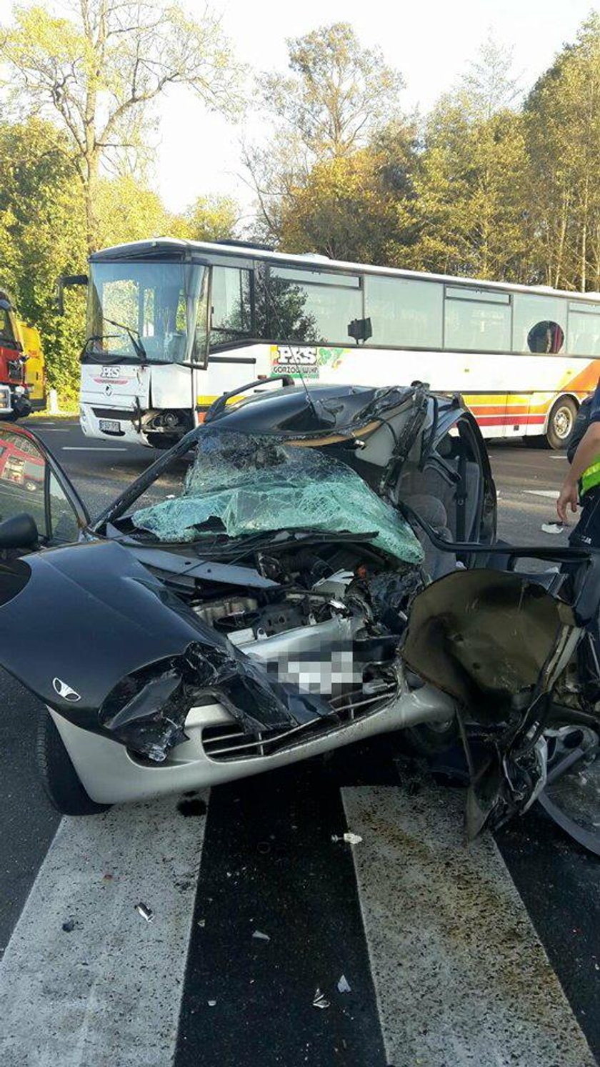 Matiz roztrzaskał się o autobus