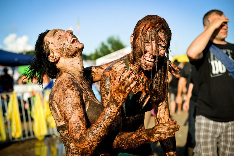 Błoto na Przystanku Woodstock 2012 (fot. Artur Rawicz/wosp.org.pl)