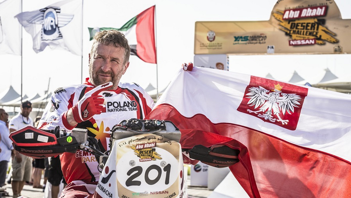 Abu Dhabi Desert Challenge był jednym z dwóch rajdów cyklu Pucharu Świata FIM, którego do tej pory nie wygrał Rafał Sonik. W tym roku, na otwarcie nowego sezonu, krakowski quadowiec zdominował rywalizację w Emiratach. Wygrał cztery z pięciu etapów rywalizacji i z przewagą ponad 40 minut nad drugim w klasyfikacji Rosjaninem osiągnął swój cel. Do "korony rajdów FIM" brakuje mu już tylko zaplanowanych na maj zawodów w Egipcie.